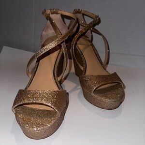 JEWEL BADGLEY MISCHKA Womens Gold Platform Crisscross Straps Glitter Wedge